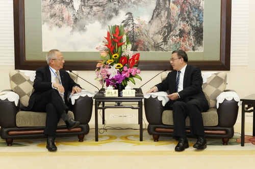 胡春华朱小丹会见香港工业总会