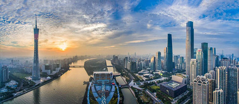 　消防手续又叫消防许可证，凡符合国家有关规范，资料齐全，手续完备的场所，申办消防安全许可证时，建筑面积 2000 平方米 （不含 2000 平方米 ）以下的三日内办理完毕，建筑面积 2000 平方米 以上的五日内办理完毕。注：300平方米以下可以不用办理消防许可证,但是要办理消防备案;300平方米以上就需要办理消防许可证。由当地公安消防局或支队办理。  相关法律 《中华人民共和国消防法》、《建设工程消防监督管理规定》、所在城市民办培训学校消防管理办法及所在区域消防行政管理单位具体管理办法。  　　主要关联部门 　　街道办，教育、消防行政管理相关单位。 　　很多地方消防许可证（合格书）是教育行政部门下发“办学许可证”的前置条件。 教体局、民政局相关人员实地查看场地确认场地具备举办条件后，签约场地，准备对应资料提交办学筹设申请；同时准备消防备案，理论上拿到备案证明办理施工许可证后方可装修施工。  　　消防备案需要的主要材料： 　　1、《建筑消防设计防火审核申报表》； 　　2、《自动消防设施设计防火审核申报表》； 　　3、计委、规划、土地等主管部的立项批文及其它有关文件（土地产权证明或租赁协议书及其复印件、会议纪要、领导批文等）； 　　4、1∶500总平面图及室外消防给水图； 　　5、建筑平、立、剖面图； 　　6、有关消防部分的设计图纸和设计计算书（含消防给水、供电、通风、空调及火灾自动报警系统、自动喷水灭火系统、防烟及排烟系统）； 　　7、工业项目另报生产工艺流程图和说明书（说明原料及产品的品种、数量、规格、闪点、燃点、爆炸极限、储存方式等）； 　　Ps: 　　①所有需要填写递交的表格在办事窗口处或相关网站都可以拿到，按实际要求填写递交即可。 　　②所有涉及到场地资质的书面证明，如果你有个好房东或者专业的物业管理公司的话，你一定会觉得很幸福的，所以建议在签订场地协议前要求他们提供这些资料以供后续使用。 　　③大部分资料提供复印件即可，部分材料需要原件或者加盖公章的复印件，每个地区具体管理办法不同，提前打听做好功课是很有必要的。 ④备案同时可以进行装修报审获得施工许可。  　　报审装修需要的主要材料： 　　1、《建筑内部装修防火审核申报表》； 　　2、施工单位资质等级证书及复印件； 　　3、所装修建筑产权证明或租赁协议书及复印件； 　　4、所装修建筑原《建筑消防设计防火审核意见书》； 　　5、装修平、立、剖面图； 　　6、集中空调系统图及设计计算书； 　　7、消防系统设计图及设计计算书。 　　Ps： 办消防最麻烦的是一些比较细的条件：过道宽度、通风面积、消防栓/消防喷淋/烟感报警器/消防警铃等相关消防要求，对于品牌、规格、密度、数量都有着冗长死板的规定，其中有一样不过关就有可能不过关要求整改。关键点在于有些场地是先天条件不足，不具备整改条件。  　　消防验收需要的主要材料： 　　1、《建筑工程消防验收申请表》； 　　2、原《建筑工程消防设计审核意见书》； 　　3、经公安消防机构认可的设计变更，会议纪要等文件； 　　4、工程竣工图纸； 　　5、各类消防产品的有关资料和购销合同复印件； 　　6、各消防工程施工单位的有关资料和施工合同复印件； 　　7、施工记录（包括隐蔽工程验收记录、有关检测报告）； 　　8、《建筑工程自动消防设施技术检测委托书》和有关消防设施的调试、检测报告； 　　9、建设单位和施工单位的自检报告； 10、有具备消防设施检测资质的检测机构出具的消防设施检测报告；  　　办理消防许可证流程概述： 　　1、先到当地消防办事大厅咨询领取准备相关材料； 　　2、将准备好的资料带去办事窗口录入，参加备案抽查； 　　3、如果未抽中，进入装修报审流程准备装修； 　　4、如果抽中就需要办理手续，等待参谋员现场考察；大概30%的几率被抽中 　　5、考察通过后开始装修，竣工后进入验收阶段； 　　6、提交所需所有材料等待审批； 7、20个工作日内会给出书面消防合格证书，不合格会给出书面整改意见。  　　办理消防许可证流程基本上就以上这些，再次强调，有些地区还需要提供消防责任人和管理的消防培训合格证明，因为需要去指定地点参加课程及考试。如有需要办理，你可咨询顾邦事务所。